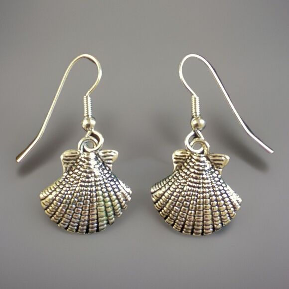 EDCO Mini Sea Shell Shaped Drop Earrings Pierced Silvertone Pierced Beach Ocean - Picture 1 of 4